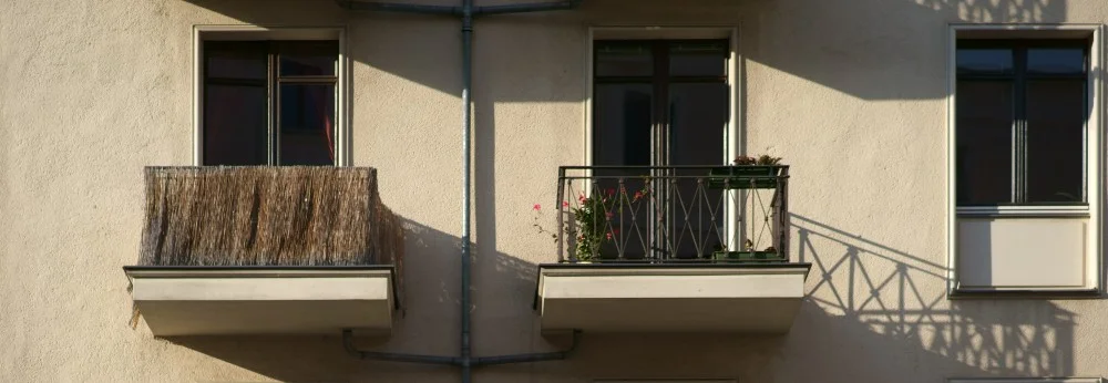 Drei Balkone mit und ohne Sichtschutz